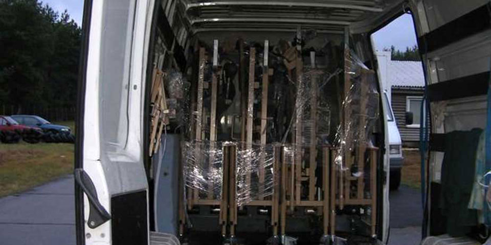 Verpackte Pflegebetten im Transporter